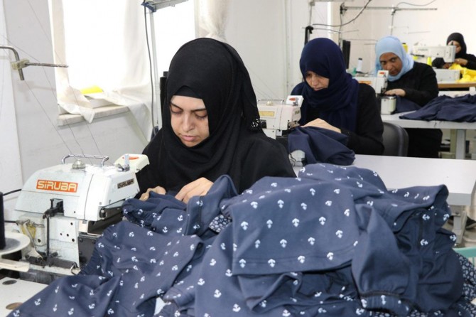 ​Suriyeli kadınlar yetim ve öksüz çocuklar için dikiyor