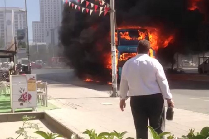 İstanbul Esenyurt'ta çift katlı özel halk otobüsü alev alev yandı