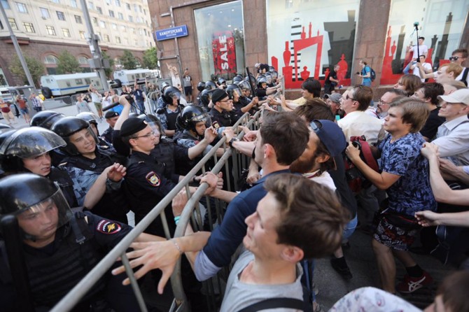 Rusya'da seçim protestosu: Yüzlerce gözaltı