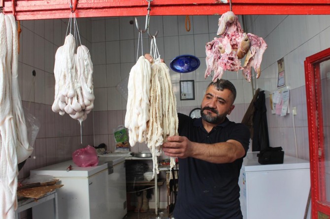 Siirt'te 10 metrekarelik dükkânından Çin'e sakatat ihraç ediyor