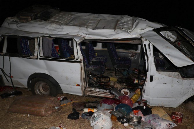 Mînîbusa ku karkerên findiqan vediguhast qulibî: 15 birîndar