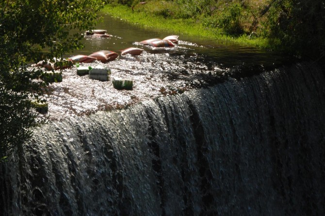 Onlarca çuval mercimeği dere yatağına attılar