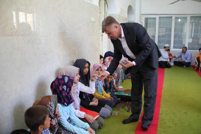 Kur'an kursu öğrencilerine saat hediye edildi