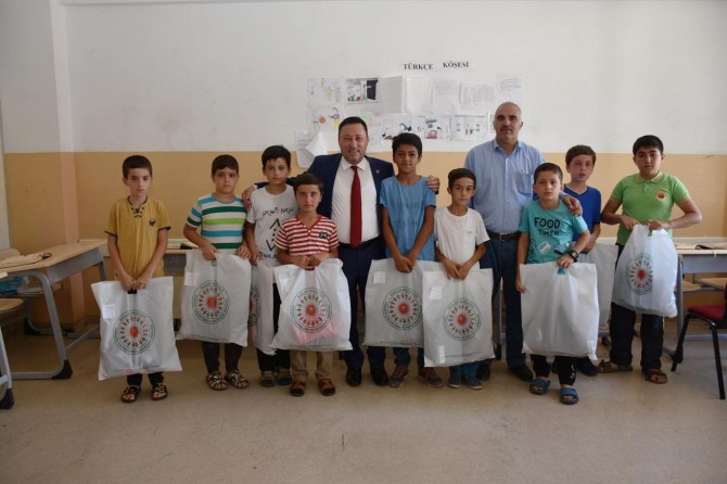 Bağlar Belediyesi hafız adaylarına bayram hediyesi dağıttı