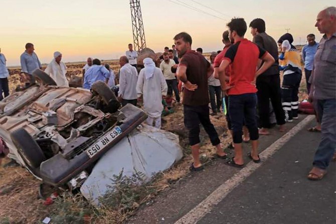 Viranşehir'de kontrolden çıkan otomobil takla attı: 9 yaralı