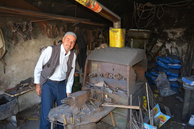Gercüş'te Abdullah Sayış 60 yıldır demire şekil veriyor