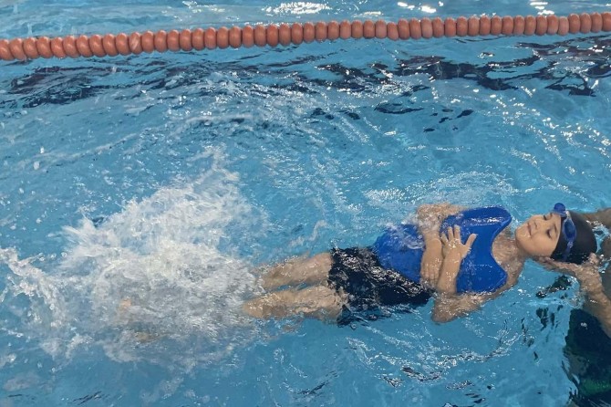 Engellere özgürce kulaç atıyorlar