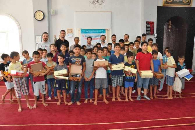 Batman’da Kur’an öğrenen çocuklara ayakkabı yardımı