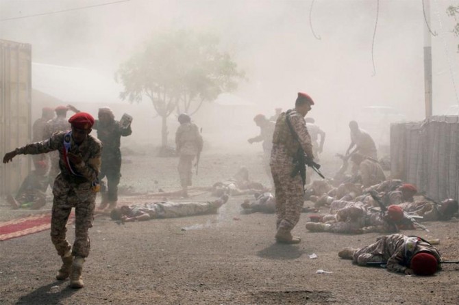 Husîyan bi mûşek û roketan êrîş birin li ser kampa leşkerî: Gelek kes mirin û birîndar bûn