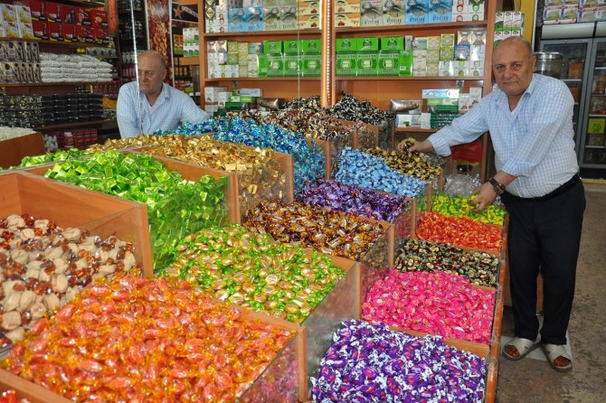Rengârenk bayram şekerleri tezgâhları süslüyor