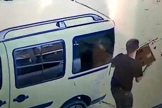 Batman’da araçtan hırsızlık yapan şahıs yakayı ele verdi