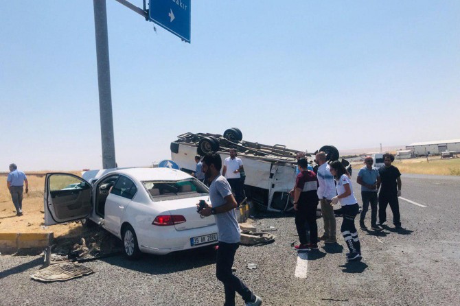 Diyarbakır-Silvan Karayolu'nda otomobil ile minibüs çarpıştı: 5 yaralı
