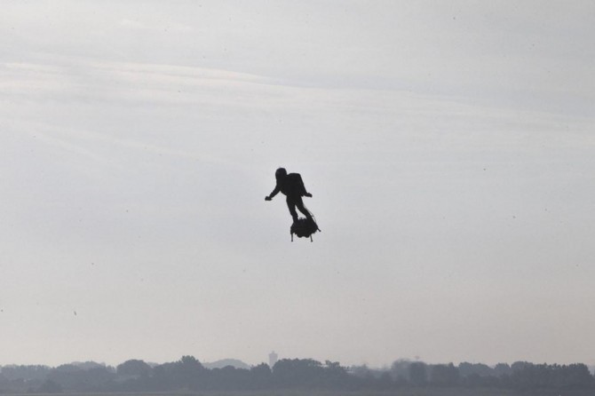 Uçan kaykayıyla Manş Denizi'ni geçti