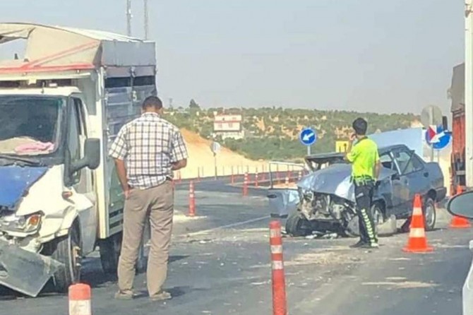 Nizip'te kamyonet ile otomobil çarpıştı: 5 yaralı