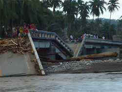 Kasırga Köprüyü Yıktı