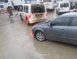 Sağanak yağmur Silopi'de vatandaşları mağdur etti