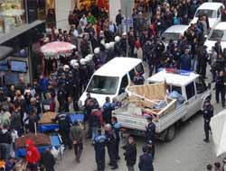 Adana Polisi Kaldırım Nöbetinde