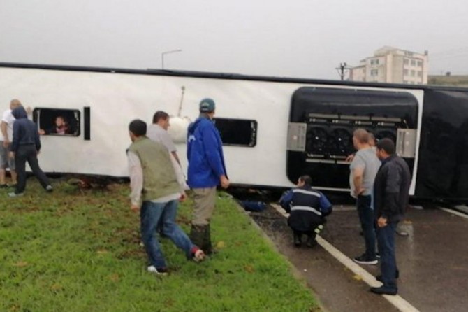 Biga'da yolcu otobüsü devrildi: 1 ölü 26 yaralı