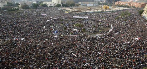 Tahrir meydanında göstericilere silahlı saldırı