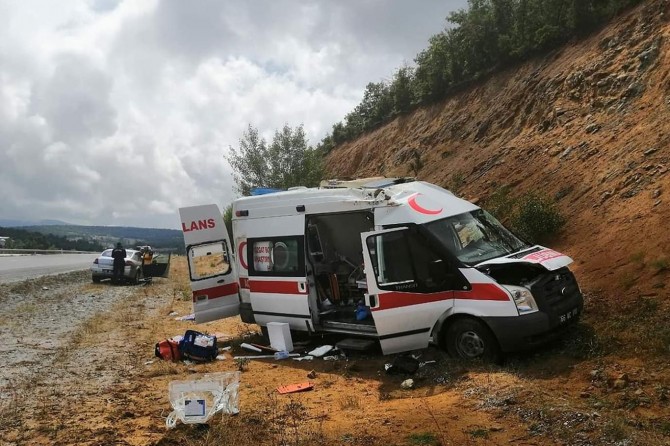 Aldağmadeni'de ambulans kaza yaptı:1'i bebek 4 yaralı
