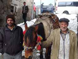 75'lik Dede At Sırtında Yük Taşıyarak Geçimini Sağlıyor