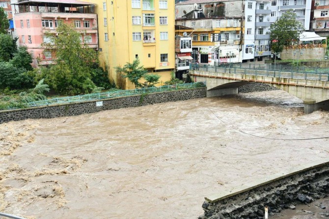 Valilikten açıklama: Samsun'daki afette 2 vatandaş hayatını kaybetti