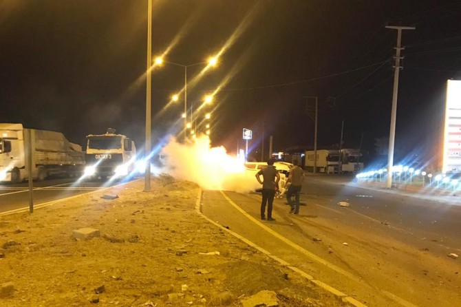 Nusaybin'de yanan otomobile TOMA müdahale etti