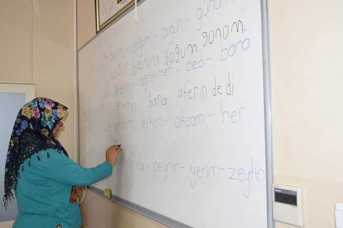 Gaziantep'te kadınlardan okuma-yazma kursuna ilgi