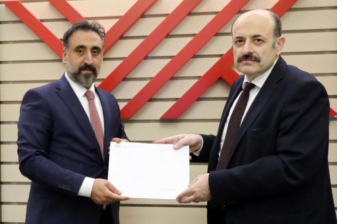 Mardin Artuklu Üniversitesinin yeni rektörü İbrahim Özcoşar mazbatasını aldı