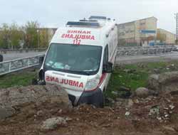 Silopi'de Ambulans Mobese Direğine Çarptı