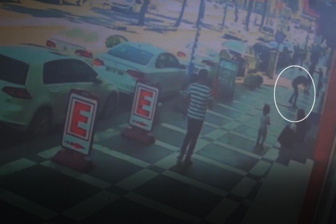 Şanlıurfa Topçu Meydanı’nda kaldırımda yürüyen gencin üzerine reklam tabelası düştü