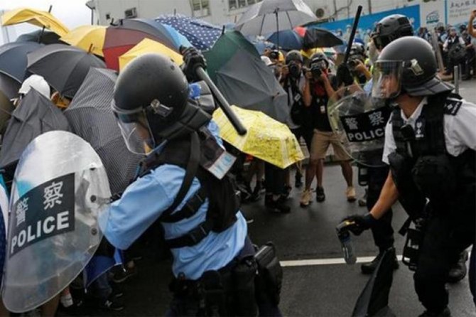 Hong Kong polisinden göstericilere müdahale