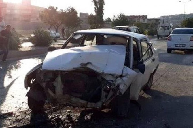 Gaziantep'in Güneş Mahallesi'nde İki otomobil kafa kafaya çarpıştı: 4 yaralı
