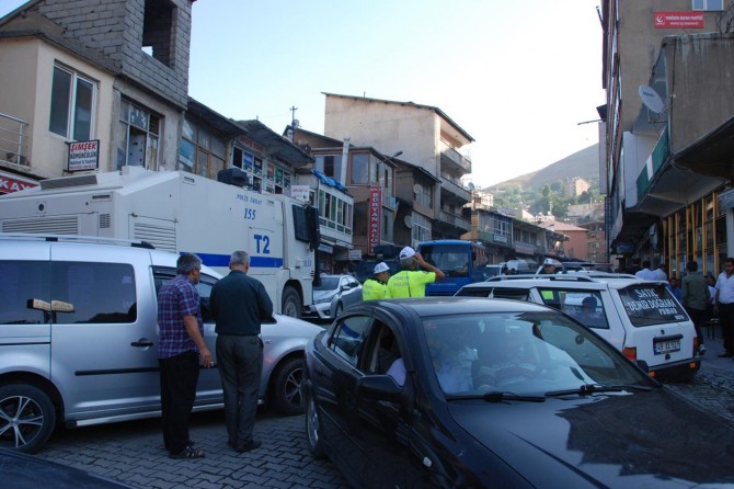 "Dere Üstü Islah Projesi" kapsamında iş yerleri polis eşliğinde boşaltılıyor