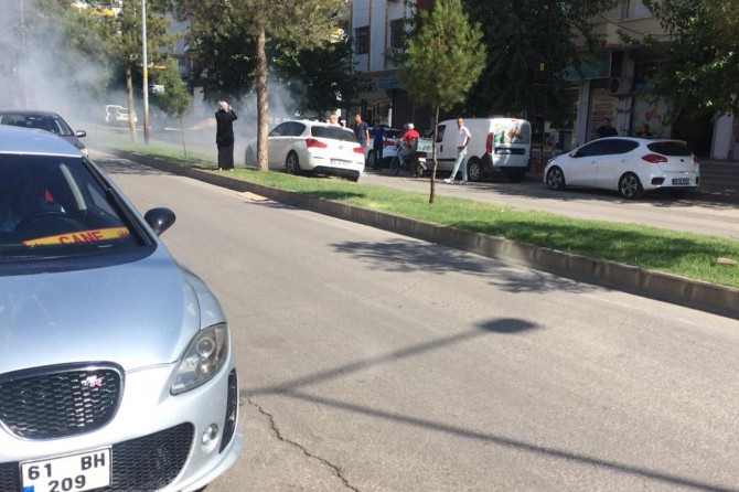 Direksiyon hâkimiyetini kaybeden sürücü refüje çıktı