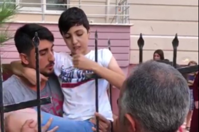 Batman'da duvardan atlamaya çalışırken omuzuna demir parmaklık saplandı