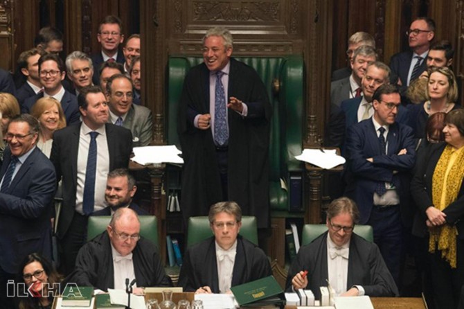 Opposition wins critical Brexit vote