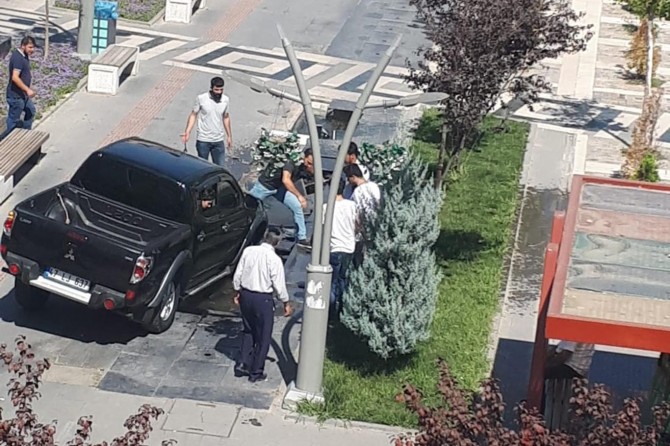 Batman'da araç süs havuzuna girdi