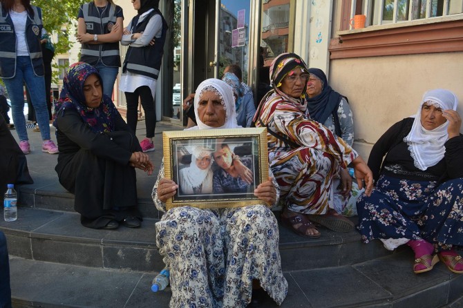 HDP binası önündeki oturma eylemine 2 aile daha katıldı