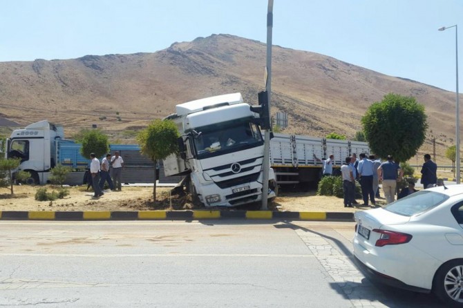 Hasköy'de kontrolden çıkan TIR refüje çıktı