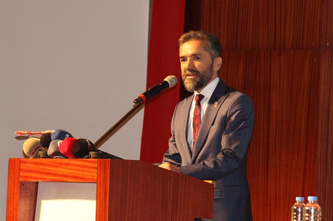 Rektör Şentürk: Eğitim modeli ithal etmeye acilen son vermeliyiz