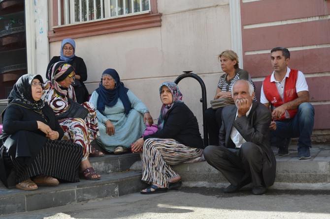 Çalakîya dayikan a li ber avahîya HDPê berdewam dike