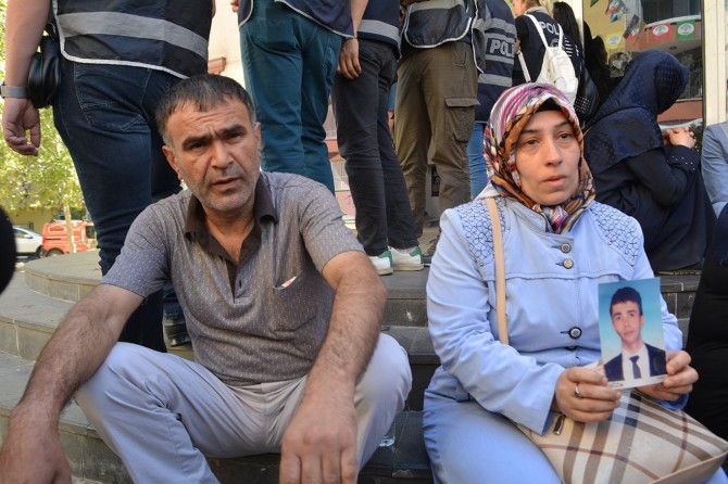 Diyarbakır'da 1 aile daha eyleme katılarak çocuğunu istedi