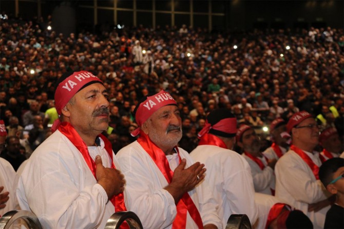 Kerbela şehitlerini anma töreni on binlerce kişinin katılımıyla gerçekleşti