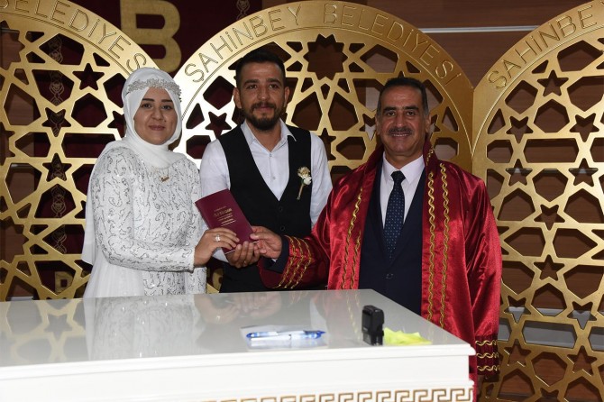 Bir günde 99 çift nikâh kıydırdı