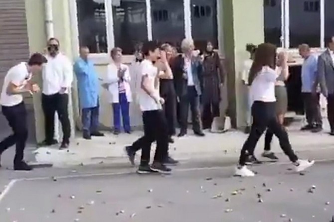 Kadıköy Anadolu Lisesindeki "simit atma" geleneğine inceleme