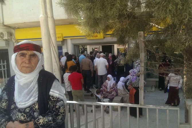 Nusaybin PTT'de maaş kuyruğu dışarıya kadar uzadı