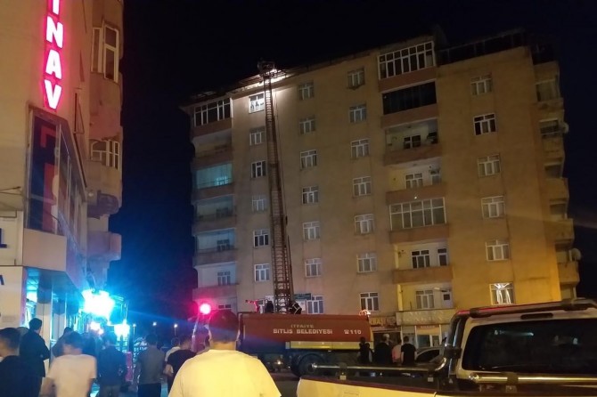 Bitlis'te binanın çatısında çıkan yangın korkulu dakikalar yaşattı
