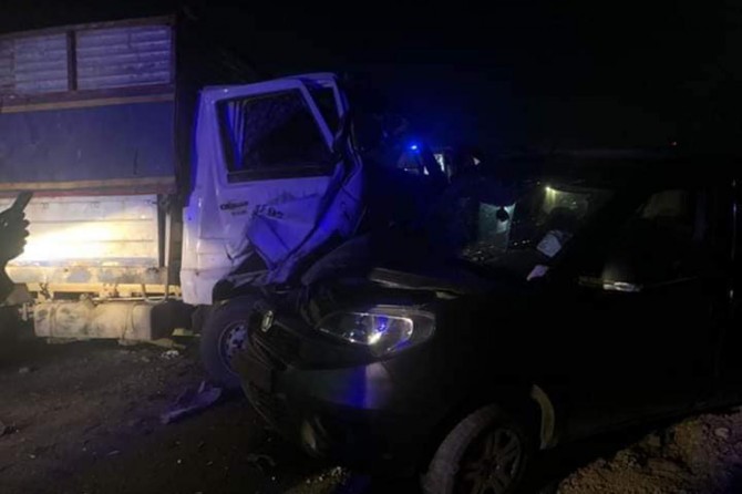 Hafif ticari araç ile kamyonet kafa kafaya çarpıştı: 2 yaralı