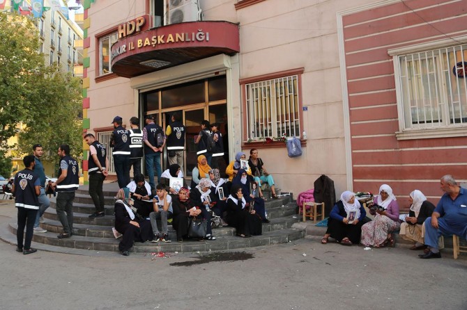 ​Oturma eylemi yapan ailelerden HDP’ye suç duyurusu
